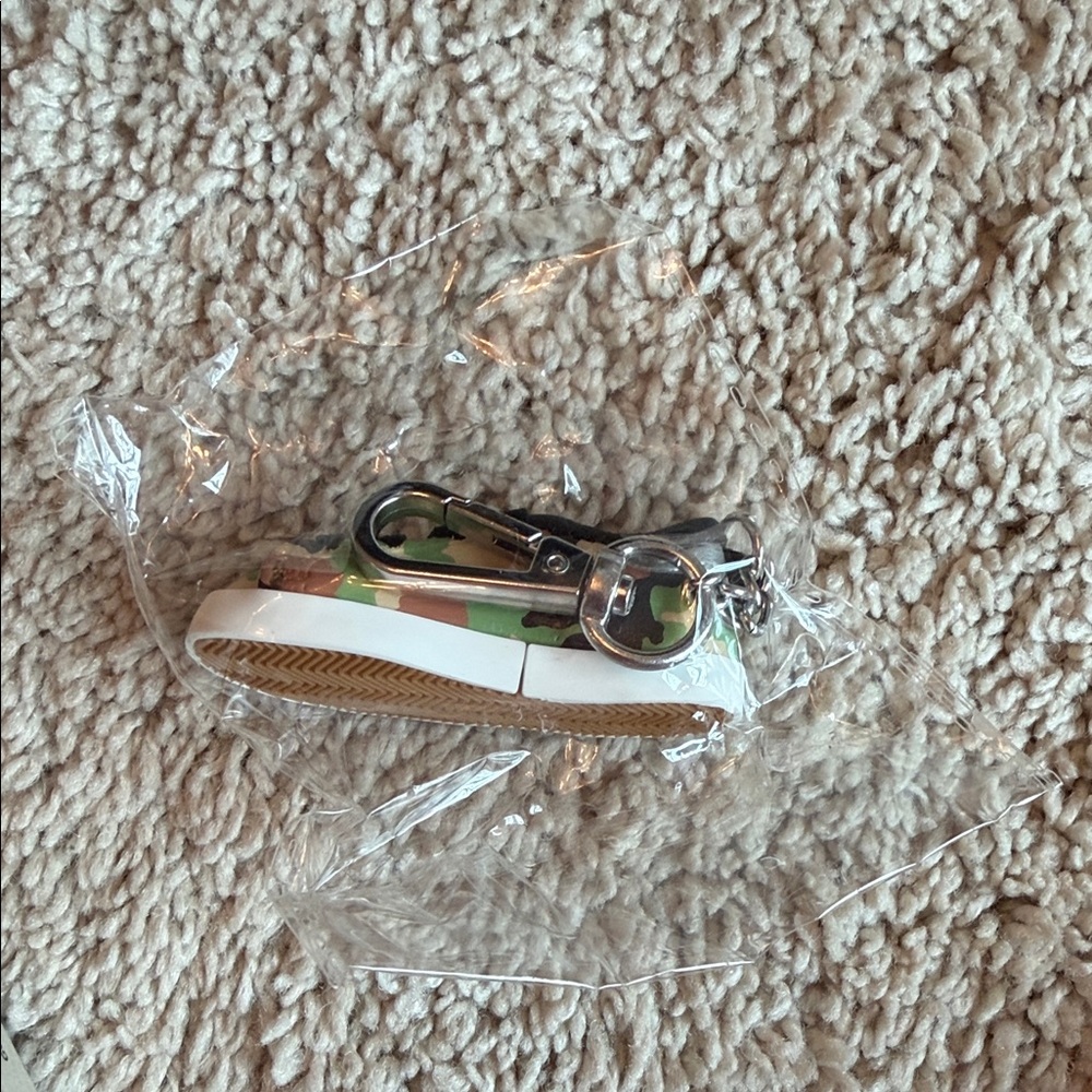 Golden Goose Green Camo Star Charm Keychain - Picture 3 of 4
